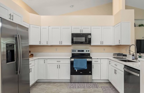 Crown Pointe House | Near Beaches + Downtown Naples-Heated Pool-Pickleball-Game room-Gym