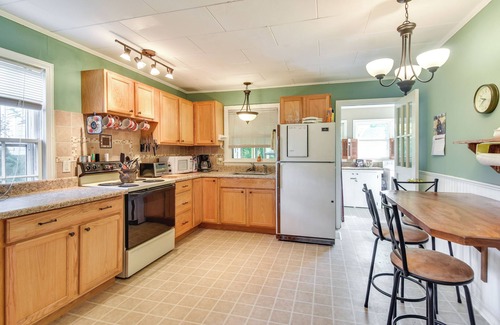 Lynn Cottage | Near Dining: Columbus Cottage w/Furnished Deck!
