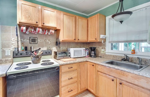 Lynn Cottage | Near Dining: Columbus Cottage w/Furnished Deck!