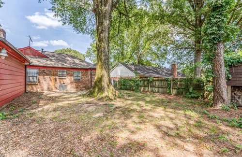 Memphis House | Near Dining & Shopping-Tranquility on Tulip Tree