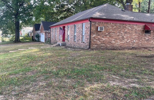 Memphis House | Near Dining & Shopping-Tranquility on Tulip Tree