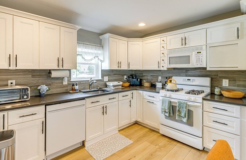 Somers Point Cottage | Near Dog Beach: Somers Point Escape w/Large Yard!