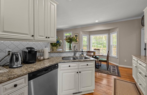 Cary House | Near Downtown Cary and Raleigh - 5 room King beds, walking distance to Bond Park