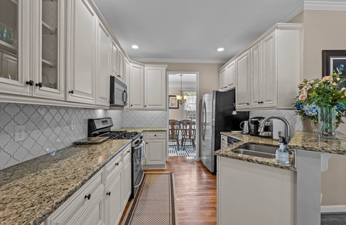 Cary House | Near Downtown Cary and Raleigh - 5 room King beds, walking distance to Bond Park