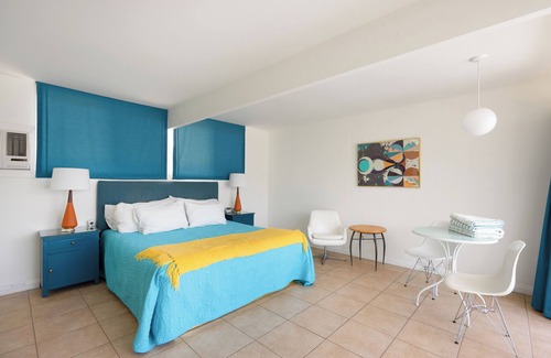 Desert Park Estates Hotel | Near DT Palm Springs | King Studio at Monkey Tree