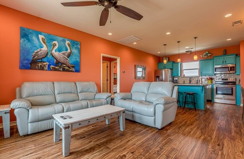 Galveston House | Near Ferry|RV Pad|Hookups|2 mins to Beach|Water Views