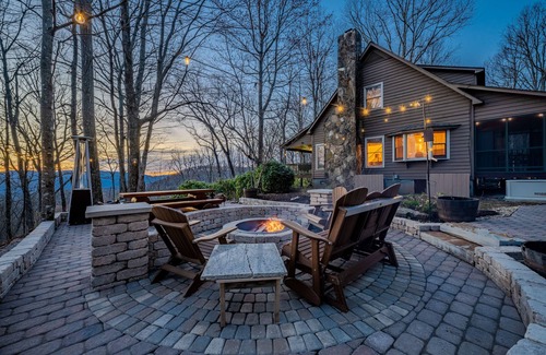 Scaly Mountain House | Near Highlands: 36-Acre Scaly Mountain Lodge
