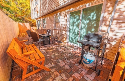 Saylorsburg House | Near Hiking & Water Parks!*Dogs OK*Wi-Fi*Fireplace