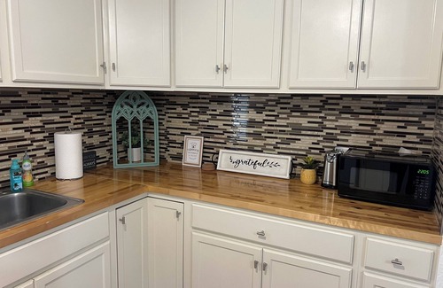 Abilene House | Near HSU, ACU & Hendrick ~ Clean ~ Charming Cottage ~ New Discounts ~ Dogs