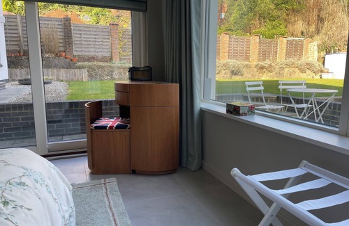 Caterham Apartment | Near junction 6 M25, Gatwick Airport M23, London zone 6, next to Caterham School