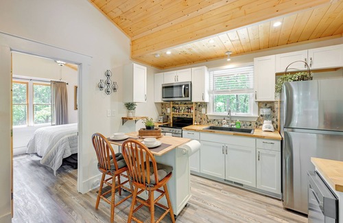Hiawassee Cabin | Near Main Street w/Hot Tub: Retreat in Hiawassee!