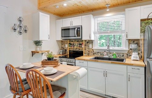 Hiawassee Cabin | Near Main Street w/Hot Tub: Retreat in Hiawassee!