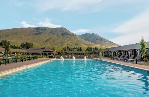 Jackson Apartment | Near National Museum of Wildlife Art! Swimming Pool! Free Parking, Pets Allowed