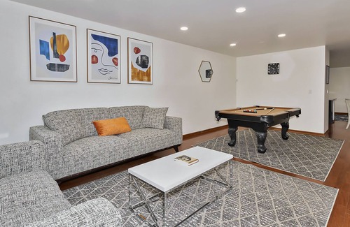 Round Lake Beach House | Near Naval Base! Modern Ranch Getaway w. Pool Table, Netflix, Games, Desks!
