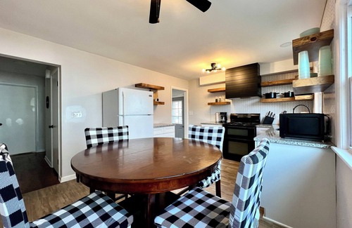 DeKalb House | NEAR NIU & Downtown Dekalb! Sleeps 12, Wet Bar, Foosball, & PET-FRIENDLY!