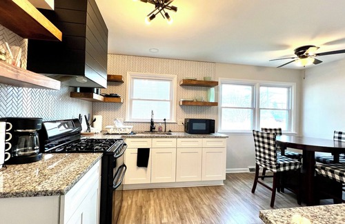 DeKalb House | NEAR NIU & Downtown Dekalb! Sleeps 12, Wet Bar, Foosball, & PET-FRIENDLY!