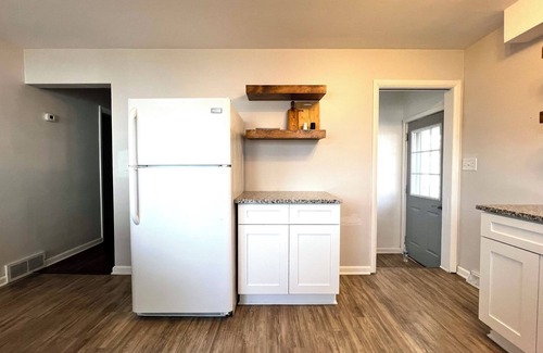 DeKalb House | NEAR NIU & Downtown Dekalb! Sleeps 12, Wet Bar, Foosball, & PET-FRIENDLY!
