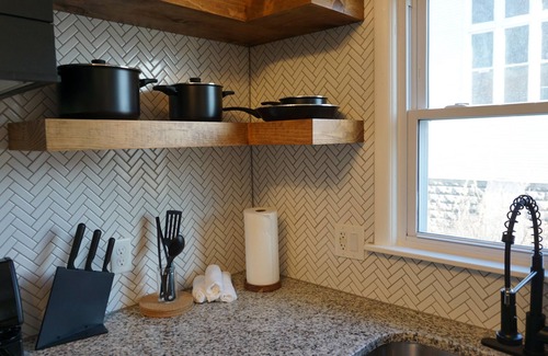 DeKalb House | NEAR NIU & Downtown Dekalb! Sleeps 12, Wet Bar, Foosball, & PET-FRIENDLY!