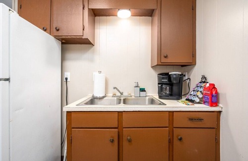 Pineville Apartment | Near P&G | Cleco | 55" 4K TV| King 🛏 | PetsOK🐈