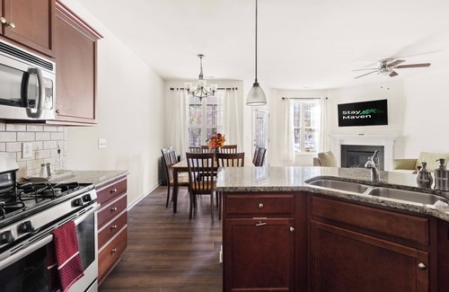 Clegg Apartment | Near RDU & RTP Modern Townhome Sleeps 6