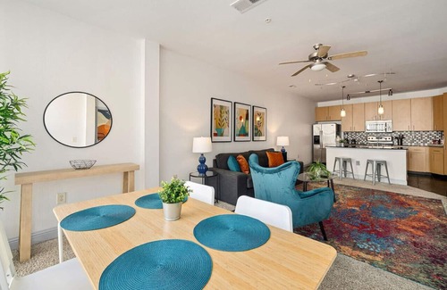 Second Ward Apartment | Near Restaurants & Bars ★ Gym ★ Light Rail Access