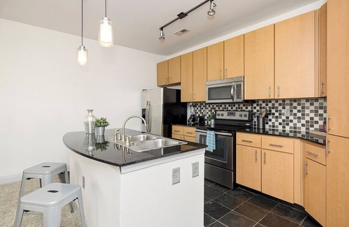 Second Ward Apartment | Near Restaurants & Bars ★ Gym ★ Light Rail Access
