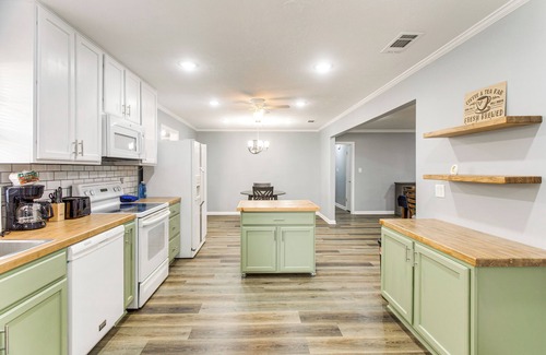 Waycross House | Near Shops & Eats: Home w/Large Yard in Waycross!