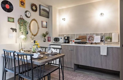 North Beacon Hill Apartment | Near Stadiums~Cosy Studio~High Speed WIFI~Roku