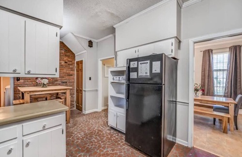 Whitehaven House | Near the Airport and Graceland! Holmesdale Hideout
