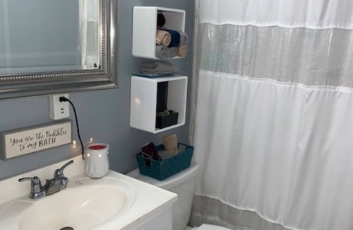 Read Boulevard East House | Near the Fun, Far From the Hustle: 4-bdrm house in fabulous NOLA w/Bar & Wifi