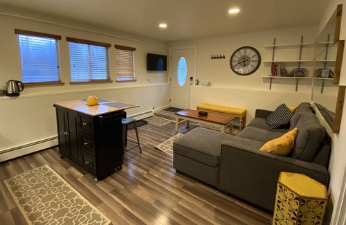 University Area Apartment | Near the hospital, and trails. Local Alaskan hosts!