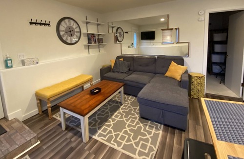 University Area Apartment | Near the hospital, and trails. Local Alaskan hosts!