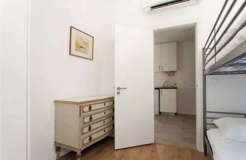 Alcantara Apartment | Near the River 3 Bedrooms Flat, with AC for 9