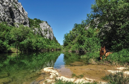 Srijane House | Near the river Cetina awaits you this practical cottage with vegetable garden.