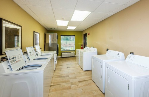 Farragut Apartment | Near Turkey Creek Shopping District | Shared Outdoor Pool + BBQ Area