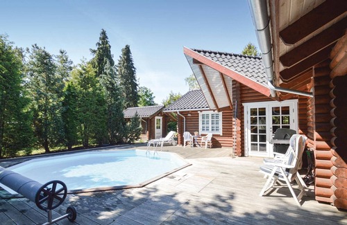 Lundby House | Near Vordingborg and Næstved is this beautiful log house.