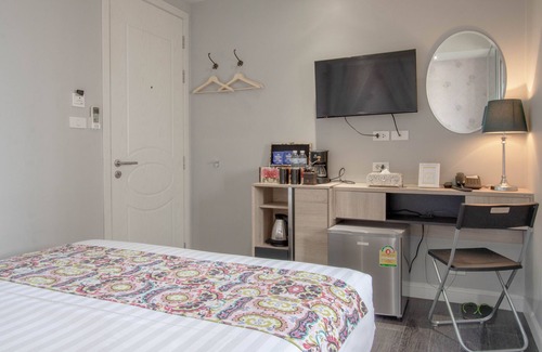 Bang Lamphu Lang Hotel | Near Wongwian Yai BTS,suitable for couples and families.