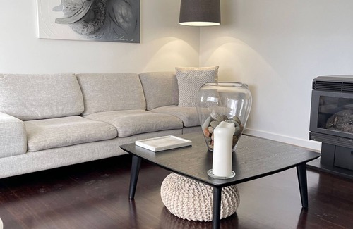 Laverton House | Nearby beaches. Stunning front & back yard. Super close to shops.