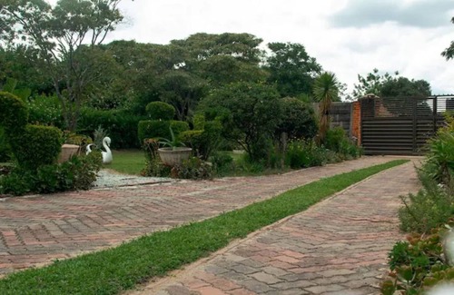 Harare Cottage | Neat 2 bed guest house close to CBD airport, shops