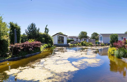 Egmond aan den Hoef Ski Chalet | Neat chalet 3.5 km from the beach in Egmond