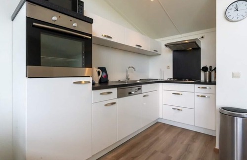 Oude-Tonge House | Neat island house with beautiful view, for larger groups, it is ideal to rent in combination with th