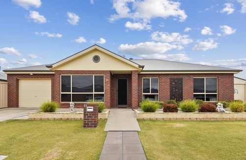 Horsham House | Neat, Quiet and Close to River