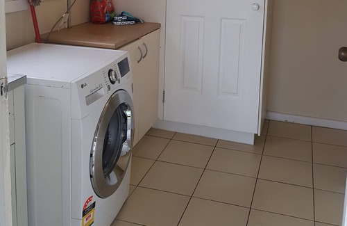 East Geelong House | Neat, tidy & comfortable 2 bedroom house centrally located & pet friendly