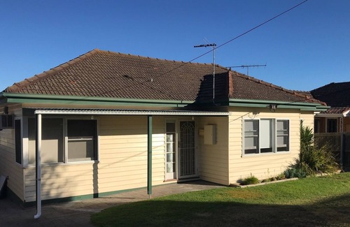 East Geelong House | Neat, tidy & comfortable 2 bedroom house centrally located & pet friendly
