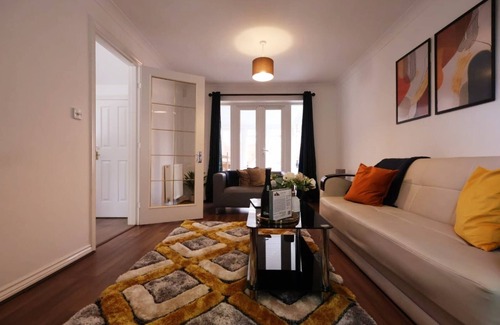 Marston Green House | NEC | BHX | HS2 | 4 Bedroom House | 3 Bathrooms | Free Parking | Pet Friendly