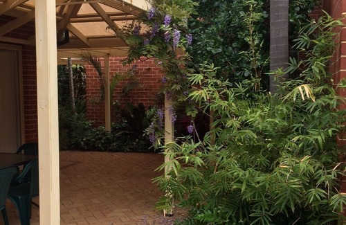 Nedlands House | Nedlands Villa - near Kings Park, UWA, Hospitals, Blue Boat House