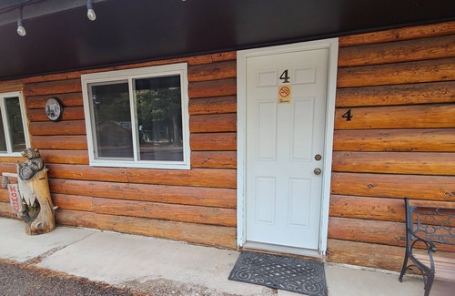 Lincoln Hotel | Need to reset? Come to the mountains at Three Bears Motel of Lincoln, Montana!