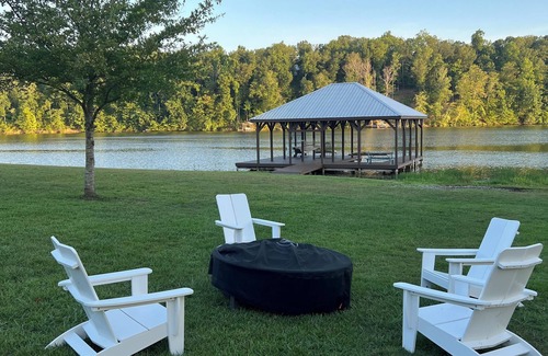 Ashville House | Neely Henry Lake bungalow with 3 bedrooms and 2 baths