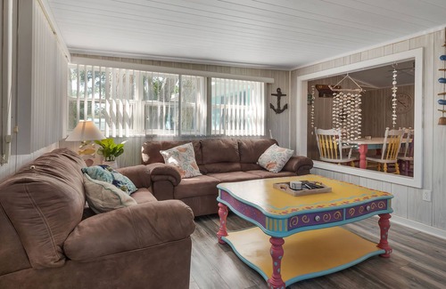 Steinhatchee House | Nell's Place in the heart of town, plenty of parking and close to the boat ramp.