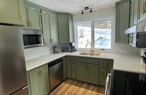 Golden Cabin | Nell’s Mountain Lodge - Movie Theatre|Arcade|Hottub|Fire Pit|Kicking Horse